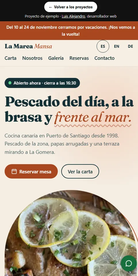 Portada de la web de La Marea Mansa en un móvil: el titular «Pescado del día, a la brasa y frente al mar» y una foto de pescado con limón.